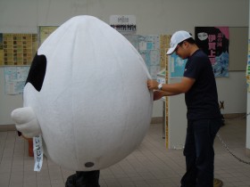 せなか拭かれるじけんくん 背中拭かれるじげんくん